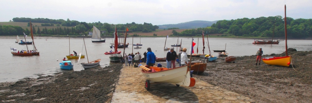 Ronan nous informe que les inscriptions sont ouvertes pour la Route du Sable 2016, qui sera la 12e &eacute;dition de ce tr&egrave;s sympatique rassemblement sur l'Aulne maritime. Et oui, c'est bien le Skerry Chasse-Mar&eacute;e de Didier que l'on voit au premier plan &agrave; la mise &agrave; l'eau de Din&eacute;ault-Rosno&euml;n. 
