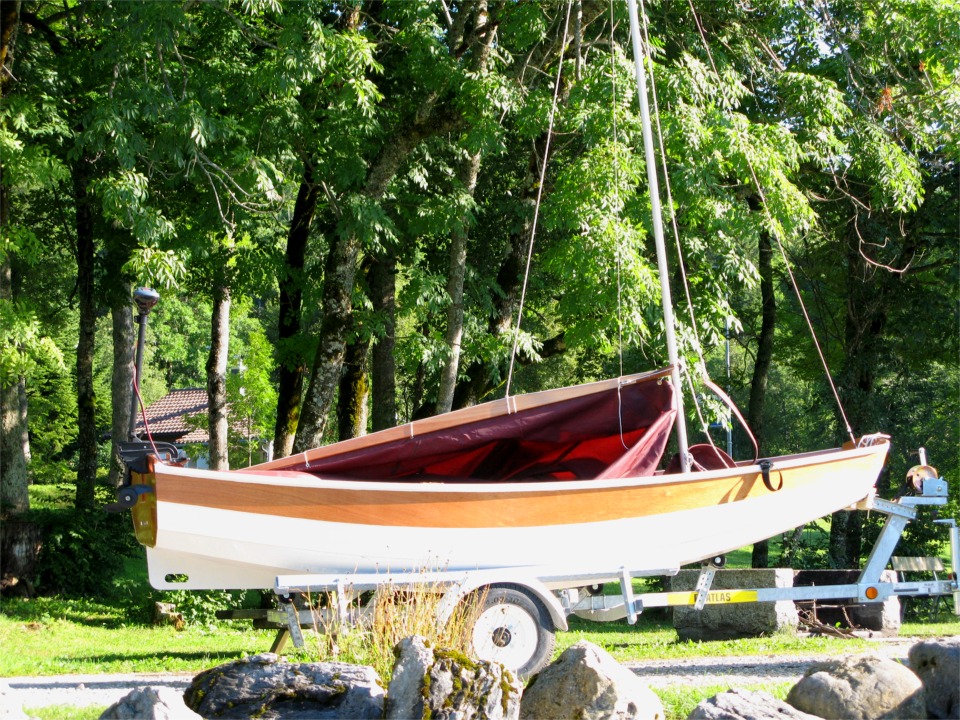 Jean-Claude nous envoie du soleil de Suisse ! Les trois photos suivantes montrent les essais de son PassageMaker cet été. Je rappelle que Jean-Clause est aussi l'auteur de l'incroyable Cutty Sark de 3 m de long et d'une multitude de modèles réduits de bateaux et d'avions. La construction "en grand" ne lui a donc posé que des problèmes de place... 