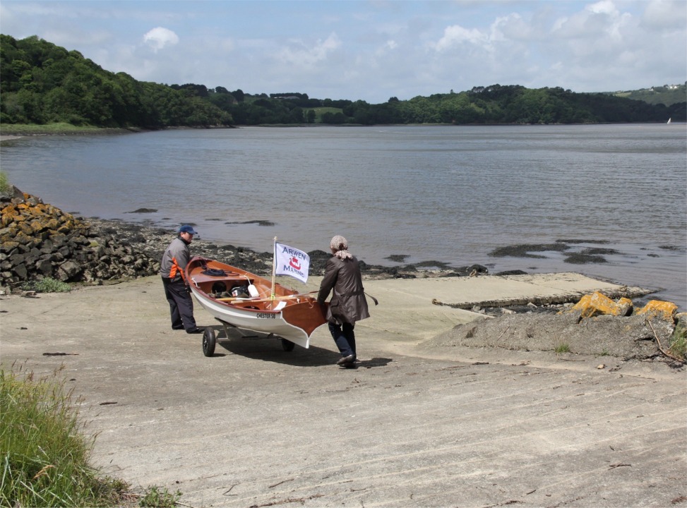 Pierre est venu d'Etables-sur-Mer avec sa Yole de Chester pour participer à la Route du Sable, et il va faire tout le parcours à l'aviron, comme l'an dernier. Nous remontons avec le flot, ce qui facilite heureusement l'exercice. 