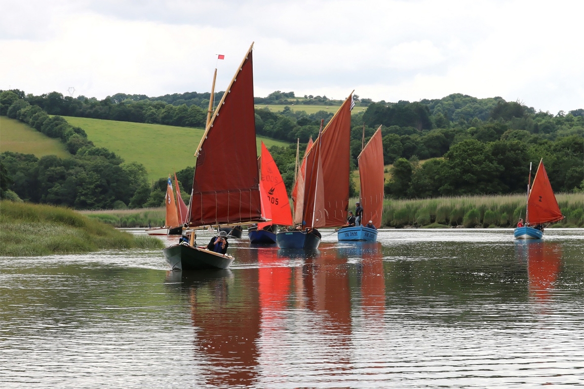 Cette jolie photo de Ronan montre que "Truk", le Skerry Raid que j'avais construit et men&eacute; dans le Challenge Naviguer L&eacute;ger 2015, a aussi particip&eacute; &agrave; la Route du Sable avec Yves &agrave; sa barre. Je dois avouer &agrave; mon grand dam que je n'ai pas encore r&eacute;alis&eacute; le reportage de ces journ&eacute;es. Revenez d'ici deux &agrave; trois semaines, je le ferai bient&ocirc;t ! Et en attendant, allez sur la page FesseBouc d'Arwen Marine voir les photos que j'ai d&eacute;j&agrave; mises en ligne. 