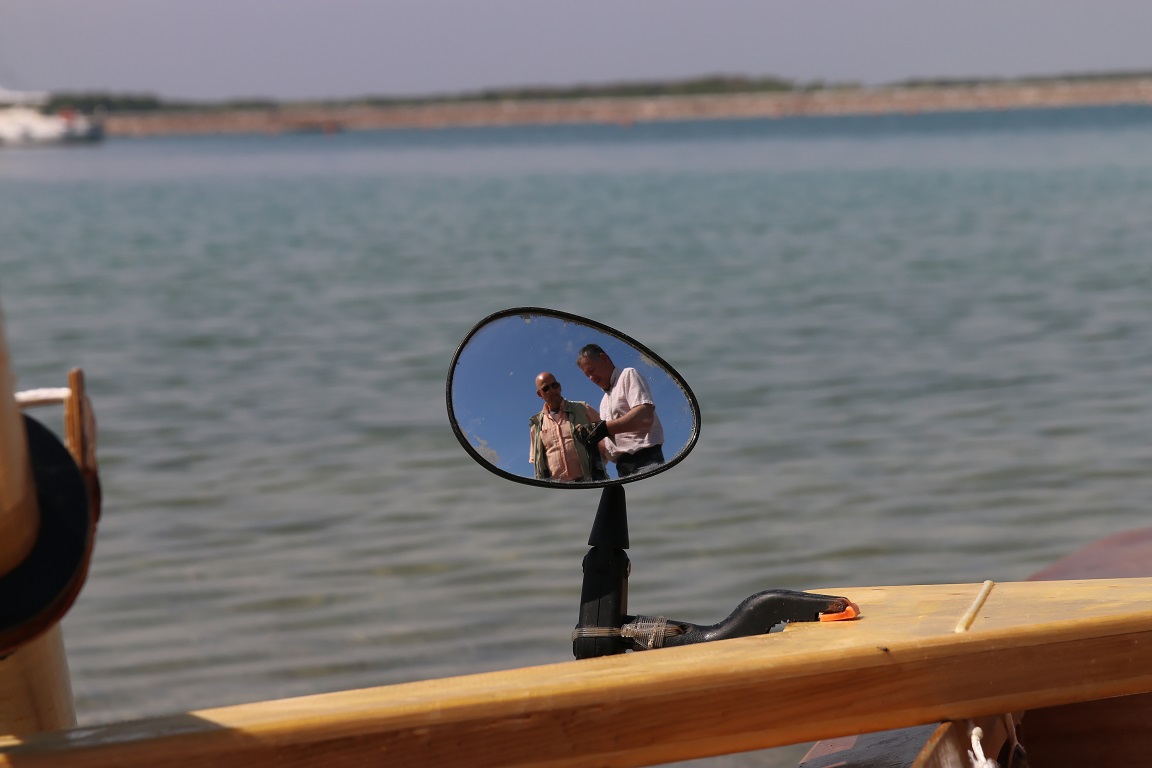 Dans le r&eacute;troviseur de L'ExploRAMEur, Didier explique &agrave; Francis l'agencement de son cockpit. Le r&eacute;troviseur est fix&eacute; par une simple pince de collage sur le cot&eacute; tribord du portant. 