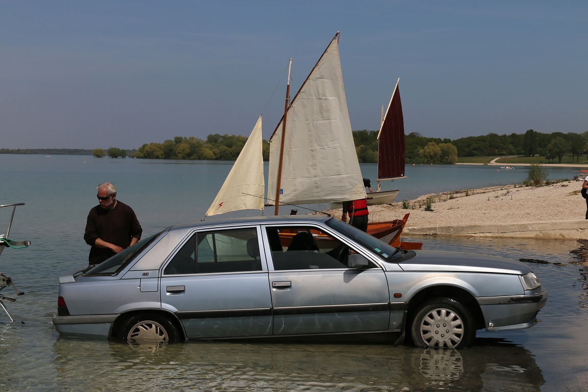 Voici le tout nouveau mod&egrave;le &eacute;cologique de Renault : la voiture &agrave; voile ! 