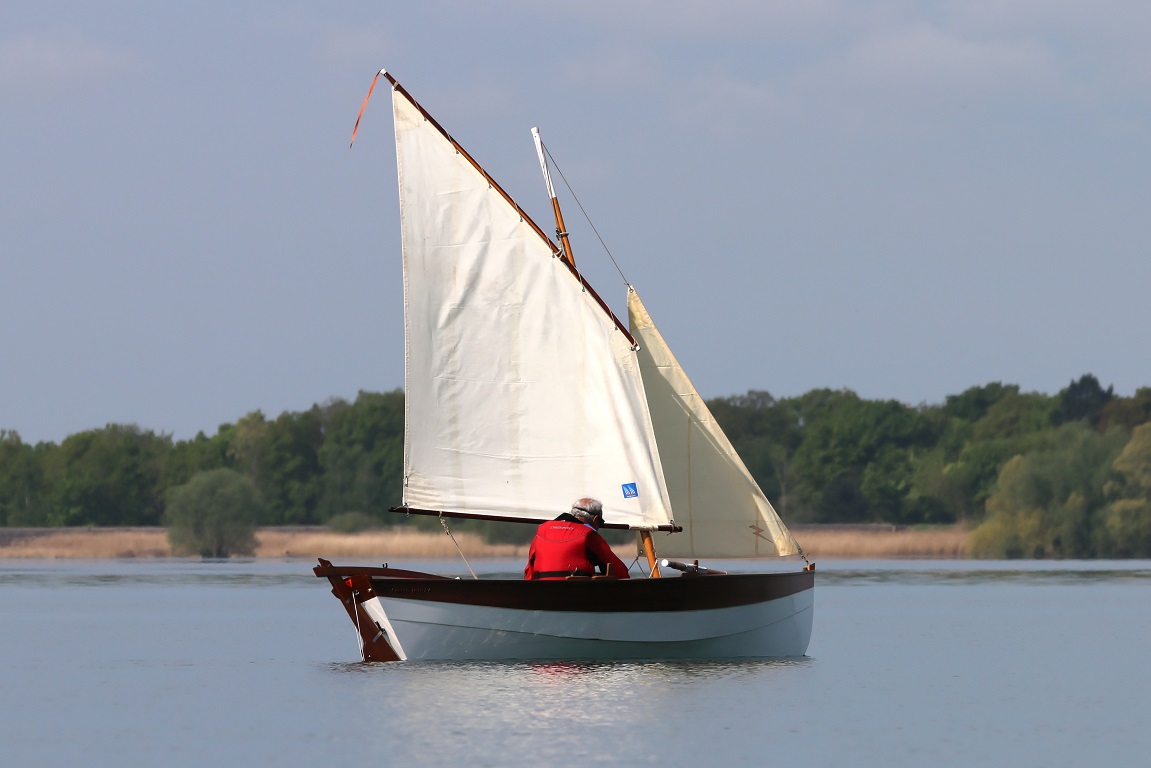 Le Doryplume "Love Dory", construit par Jean-Fran&ccedil;ois (ici &agrave; la barre) et son fr&egrave;re Bernard, aussi skipper d'un second Doryplume mais absent cette ann&eacute;e car malade. A l'ann&eacute;e prochaine, Bernard ! 