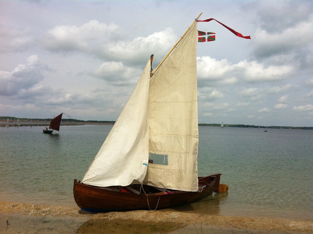 Charles-Edouard est le skipper de Txakoli, un Elorn légèrement modifié, car il a été rehaussé par addition d'une virure par son constructeur.