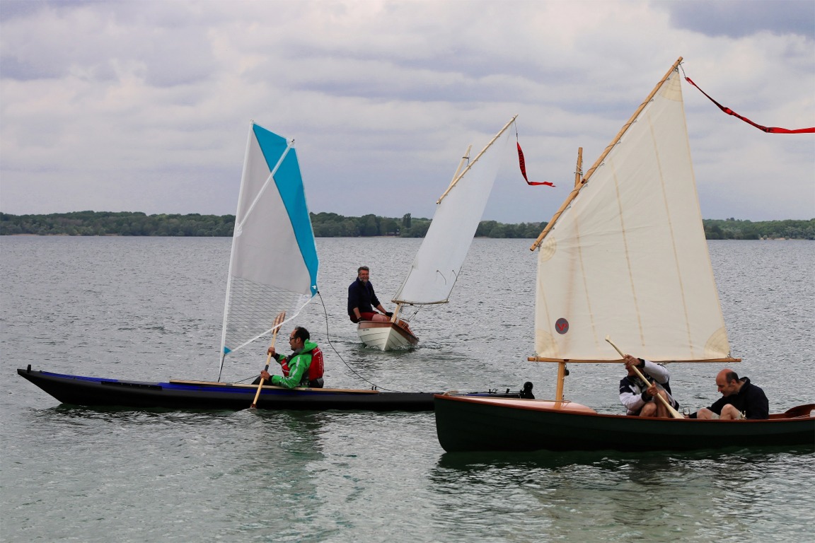 Guillaume teste un nouveau gréement sur le Grand Narak et Pierre sort avec un passager à bord d'Atipik. 