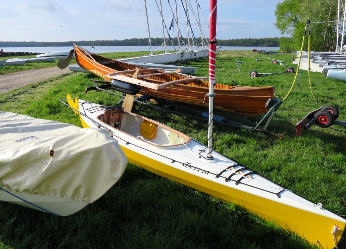 Le très élégant kayak "Merzin" fraîchement terminé par Francis, et le canoë canadien classique "Wapiti" : on peut dire que le cousu-collé nous a sacrément simplifié la construction ! 