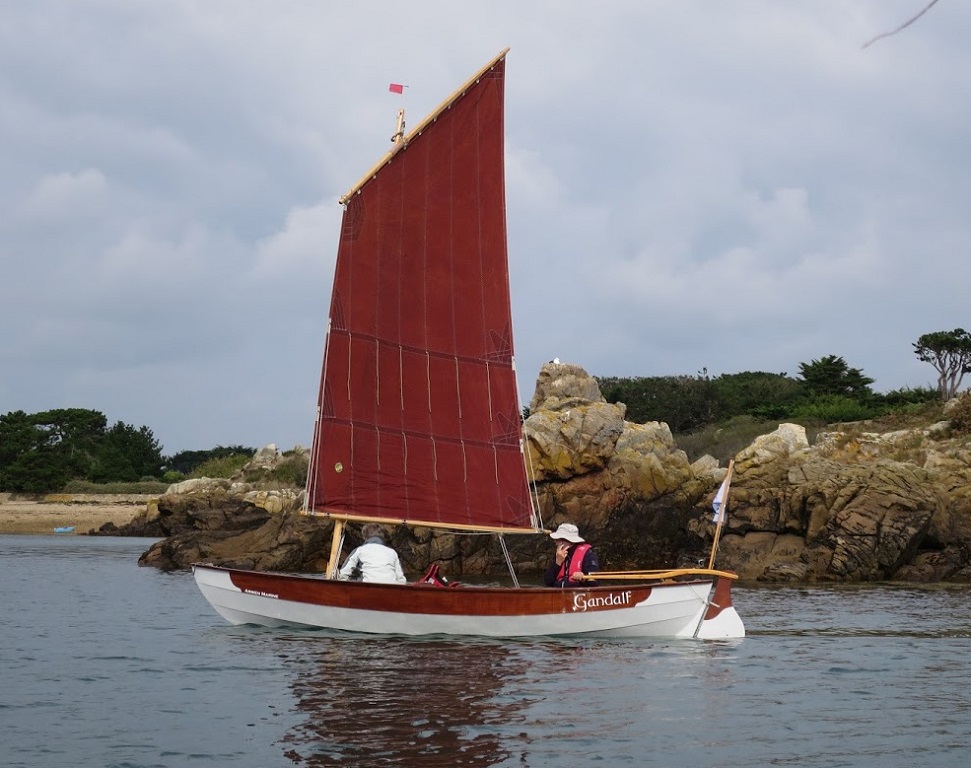 C'est samedi, la société Arwen Marine est ouverte et je prends un appel à la barre de Gandalf (non, on ne perd pas de points si on se fait prendre, mais par contre, attention au téléphone...) 