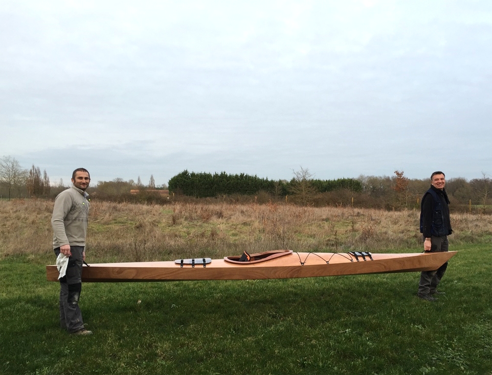 Patrick nous envoie une photo du magnifique Chesapeake 17 LT qu'il a construit sur plans. Il y a deux versions de ce kayak de 17 pieds : le "standard" et le LT, pour Light Touring (randonn&eacute;e l&eacute;g&egrave;re), qui est l&eacute;g&egrave;rement plus bas de franc-bord, et donc un peu moins volumineux , mais qui a tout de m&ecirc;me encore une charge utilie de 135 kg (contre 150 kg pour le 17 standard). L'int&eacute;r&ecirc;t du 17 LT est qu'il est moins sensible au vent lat&eacute;ral du fait de sa hauteur r&eacute;duite. 