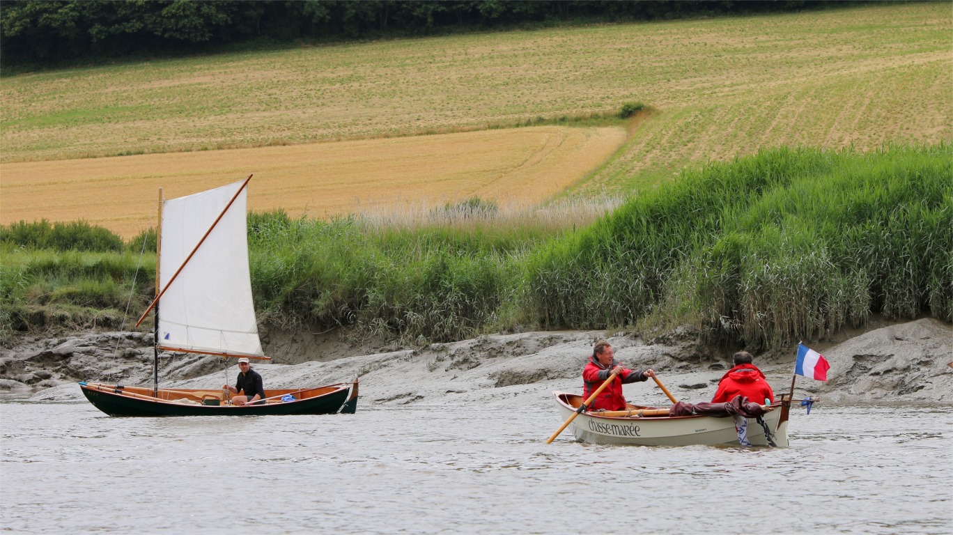 Ca y est, on est au louvoyage. Thibault tire sur les avirons à bord de "Chasse-Marée". Notez qu'il rame depuis la position de nage avant, qui n'est utilisable que lorsque le Skerry est dématé. 