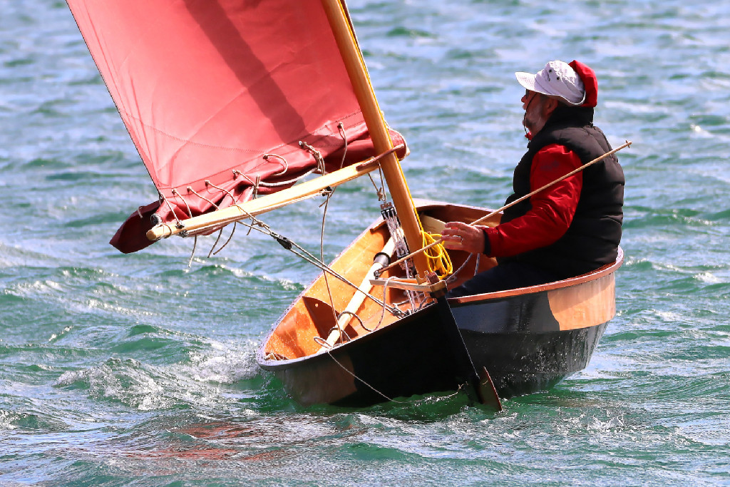 L'angle de barre montre que je loffe pour déventer la misaine afin de réduire la gite. En effet, le liston sous le vent n'est plus très loin de l'eau... 
