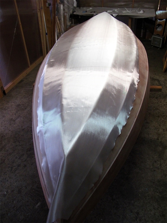 Nous revenons sur le Skerry pour faire la stratification sur l'ext&eacute;rieur de la coque. Comme &agrave; l'int&eacute;rieur, la stratification ne couvrira que la sole et les deux bord&eacute;s 1. 