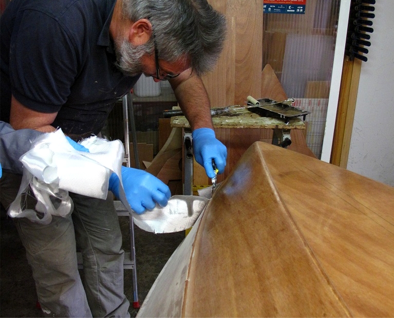 Dont acte : je coupe le tissu &agrave; l'aide d'un cutter, en m'appuyant sur le joint d'&eacute;poxy charg&eacute;e entre les bord&eacute;s 1 et 2 : &agrave; cet endroit, la lame du cutter ne "marque" pas car la surface est dure. 