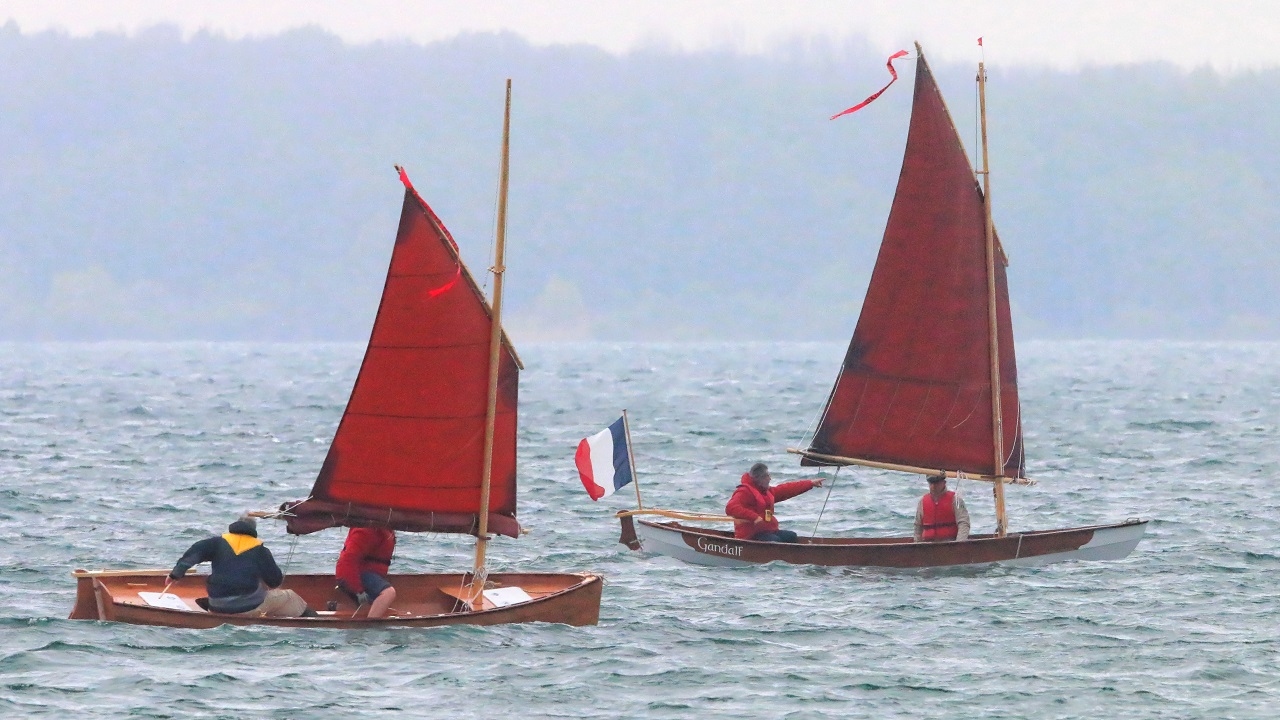 "Mounouf" et "Gandalf", sur lequel je n'ai pris qu'un ris, mais j'aurais dû prendre le second pour voir si cela stopperait le fasseyement irritant du haut de la chute. 