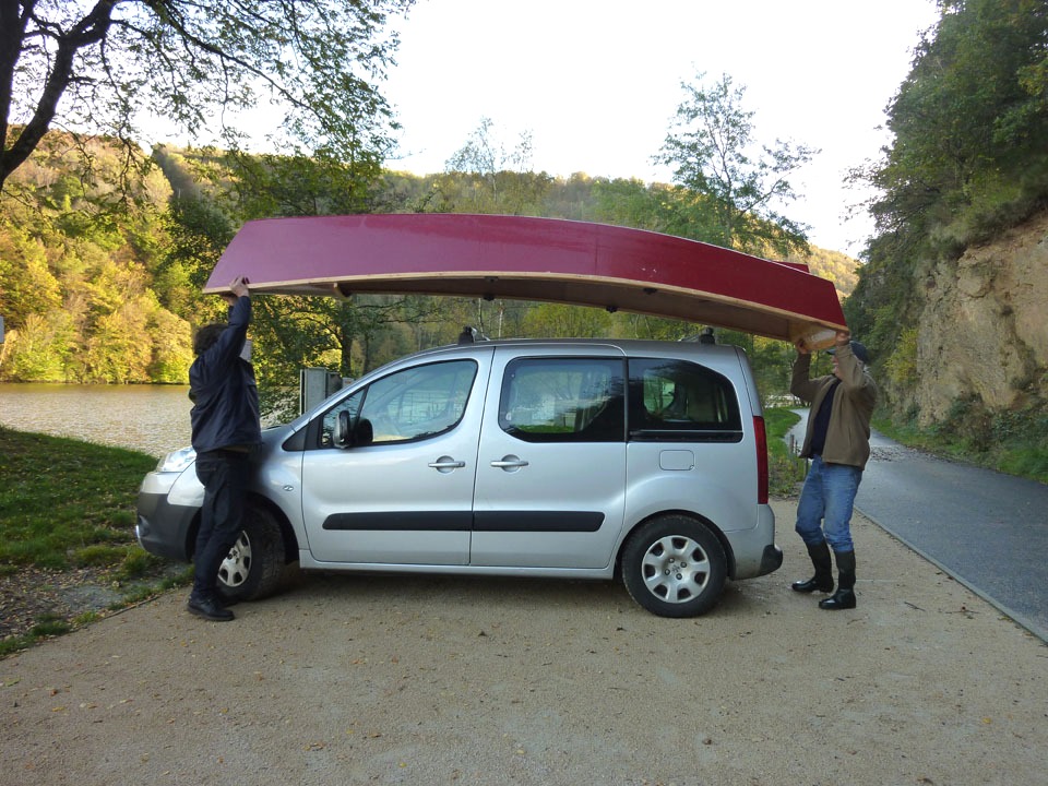 Facilité dérisoire de manutention d'un bateau qui pèse 44 kg en version "standard" et sans doute moins de 40 kg en l'espèce... 