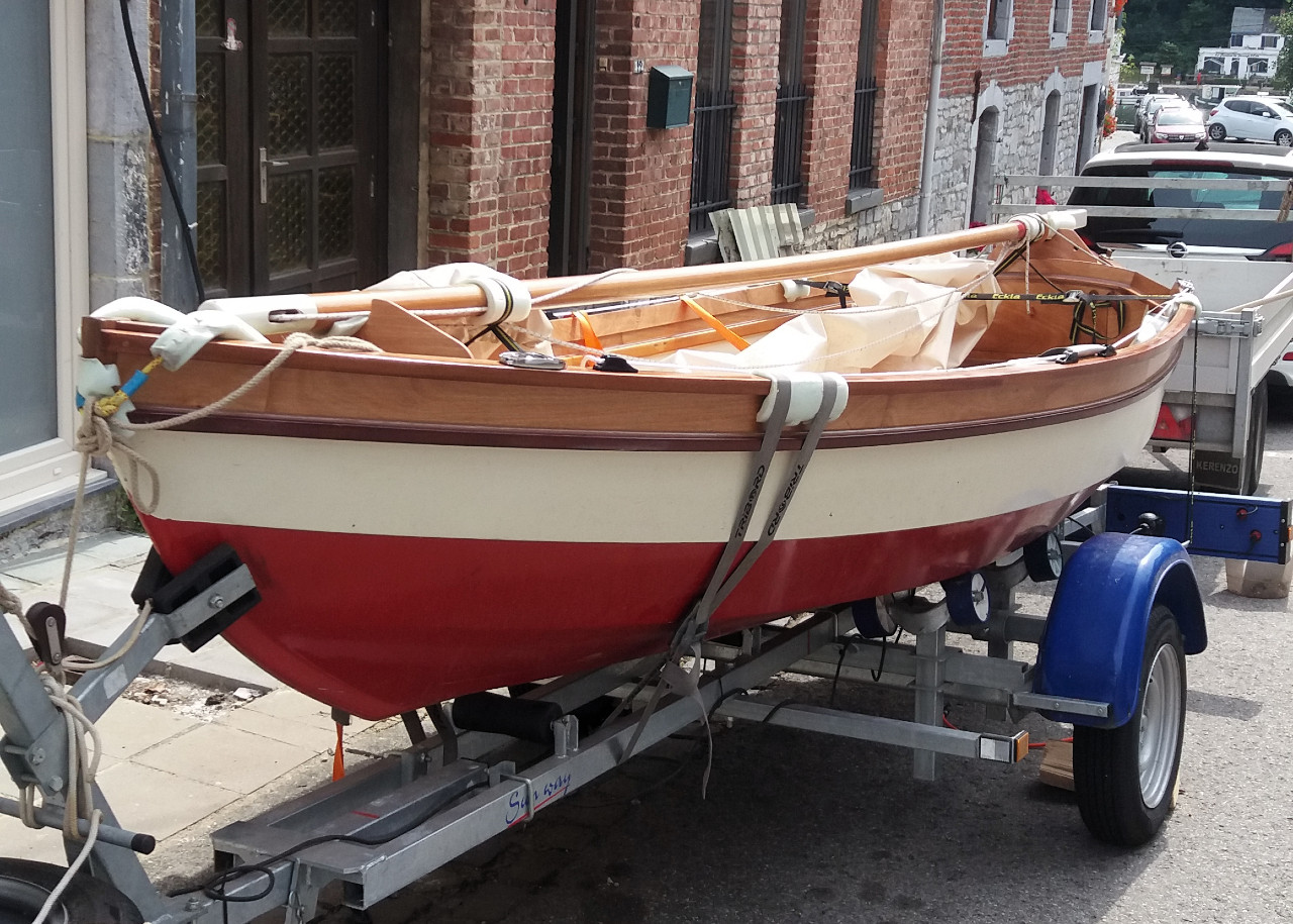 Voici un autre bateau que suis curieux de (re)voir. Je ne sais pas si vous vous rappelez que Jean-Claude avait achet&eacute; le Skerry construit par Francis (qui a ensuite construit son Valhalla). Jean-Claude m'envoie ces deux photos pour me montrer qu'il a ajout&eacute; une fargue fixe afin de rehausser le carreau et retarder le moment o&ugrave; le Skerry embarquerait &agrave; la gite.