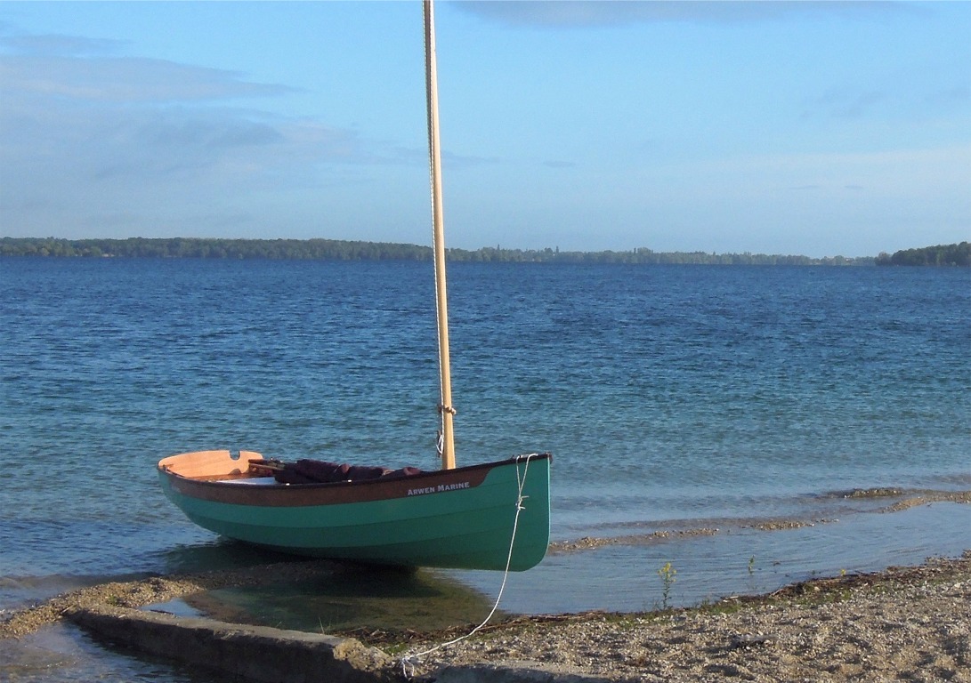 Samedi matin, le soleil est avec nous en début de matinée avant d'aller se réchauffer dans le sud. Il y a une bonne petite brise et le Silmaril est prêt. 