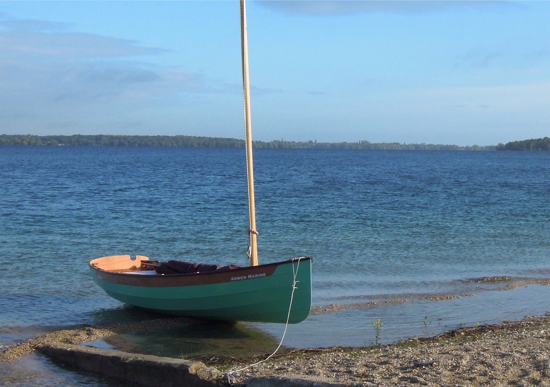 Samedi matin, le soleil est avec nous en début de matinée avant d'aller se réchauffer dans le sud. Il y a une bonne petite brise et le Silmaril est prêt. 