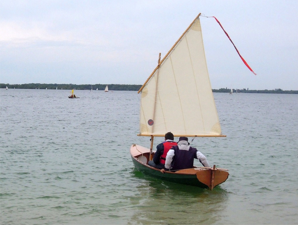 Pierre a pris un passager à bord d'Atipik et s'élance à la pousuite de la flottille. 