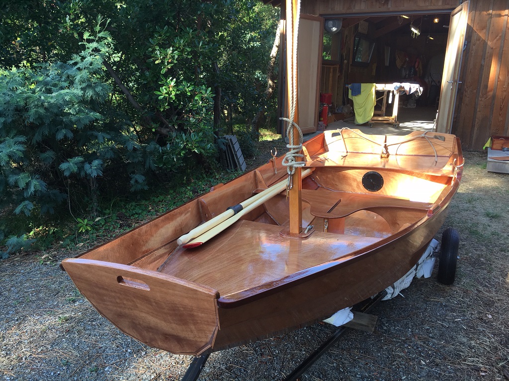 Je termine avec ces trois photos envoyées par Jean-François : il s'agit du lancement de son PassageMaker Dinghy sur le Bassin d'Arcachon. 