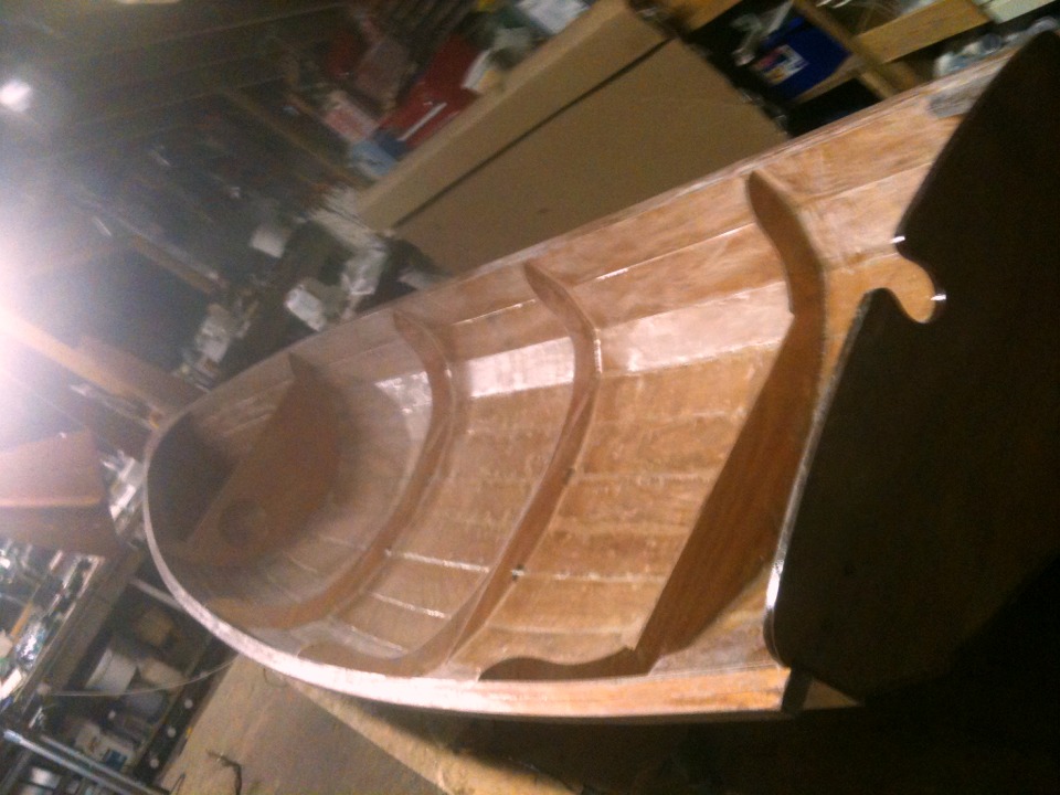 John est un poil en avance sur Hervé, car il a collé ses membrures ainsi que les listons. John, un grand merci pour ces nouvelles ! 