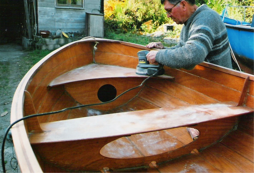 Jacques fait un dernier ponçage avant de vernir ses bancs. Notez qu'il a chois de mettre l'un des deux plis de ses listons à l'intérieur (on parlera alors plutôt de serre). 