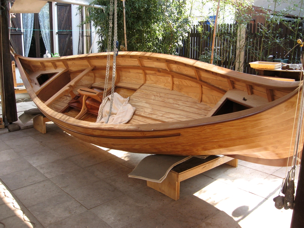 Et voici enfin une des nombreuses photos que j'ai re&ccedil;ues de la part de Jean-Marc et Eliane depuis des mois (que dis-je, des ann&eacute;es). Jean-Marc est sculpteur et construit un "knarr", magnifique r&eacute;plique d'un bateau viking utilitaire. La construction est presque termin&eacute;e mais le knarr ne sera pas pr&ecirc;t pour venir au lac du Der cette ann&eacute;e, mais Jean-Marc compte bien se joindre &agrave; nous en 2017 ! En attendant, allez voir le site de Jean-Marc.