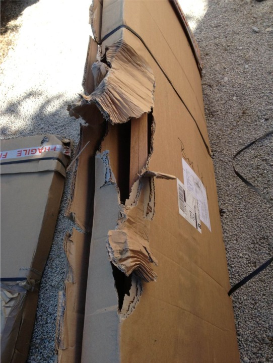 Jacques m'envoie cette photo de l'un des cartons du kit de Skerry qu'il vient de recevoir dans le Vaucluse. Les quatre colis de sa livraison (il a aussi command&eacute; l'option voile), sont plus massacr&eacute;s les uns que les autres. J'ai du mal &agrave; comprendre le personnel du transporteur que nous ne nommerons pas ici. Comment les manutentionnaires peuvent-ils avoir une telle attitude vis &agrave; vis de leur travail, comment l'encadrement peut-il laisser passer ce type de r&eacute;sultat, etc... Par miracle, et aussi parce que les kits sont bien emball&eacute;s &agrave; l'int&eacute;rieur des cartons, une seule pi&egrave;ce (le pontage avant) est r&eacute;ellement ab&icirc;m&eacute;e, et sur une seule de ses faces. Cette image souligne la n&eacute;cessit&eacute; d'&eacute;mettre des r&eacute;serves claires et vigoureuses sur les documents de r&eacute;ception afin de nous permettre de faire jouer l'assurance (que nous prenons syst&eacute;matiquement) et de vous remplacer les pi&egrave;ces endommag&eacute;es le cas &eacute;ch&eacute;ant... 