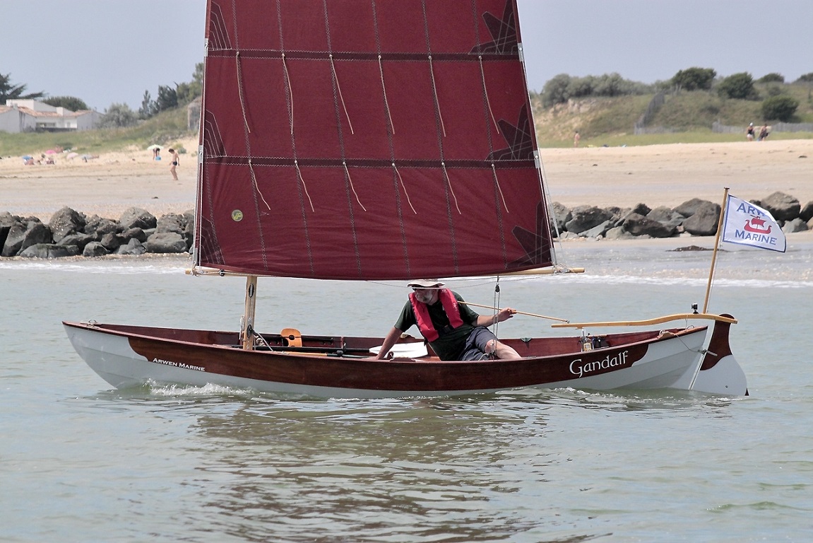 J'ai décidé de ne pas remplir les 134 litres de ballast et j'ai trouvé le bateau largement aussi agréable que ballast plein. La perte en stabilité et inertie est compensée par l'augmentation de franc-bord et la réduction de surface mouillée.