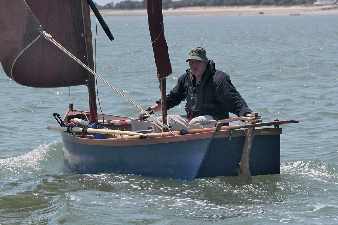 "Plénitude" s'est révélé un peu sous-toilé par rapport au reste de la flottille. C'est le second bateau à n'avoir pas terminé. Le dernier jour, Bernard a choisi de faire côte sur une plage près d'Angoulins car la mer devenait trop grosse pour poursuivre. 