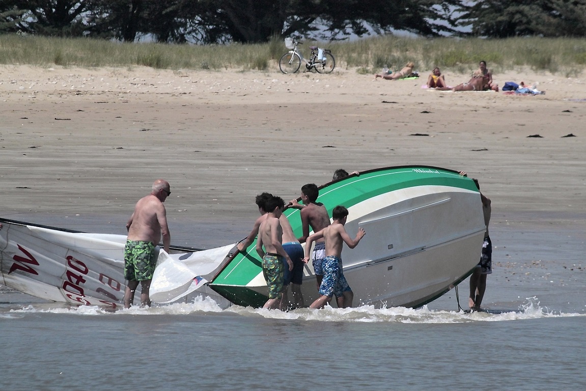 Noter de penser à ne plus s'arrêter dans le ressac sur une plage de sable et graviers... La dérive du Wayfarer "Whimbrel" est restée bloquée jusqu'à ce qu'on puisse la dégager à la scie.