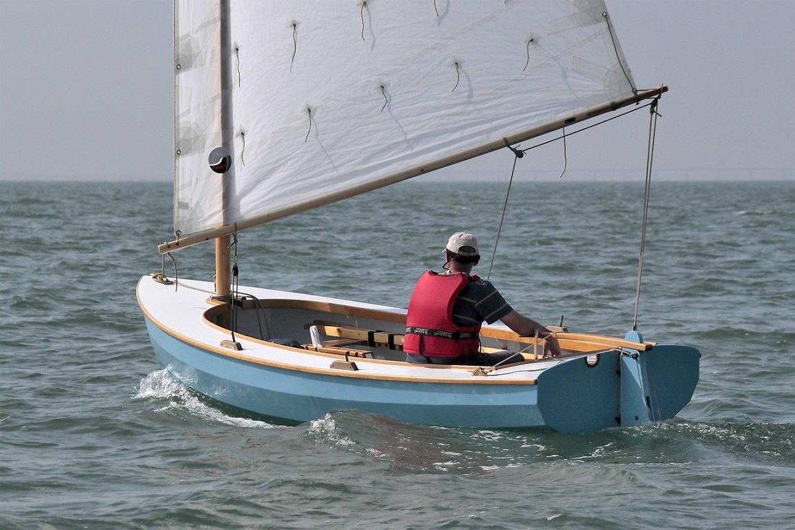 Les plats-bords du Creizic font un bon siège pour le rappel et reculent le moment où l'eau envahira le bateau à la gîte.