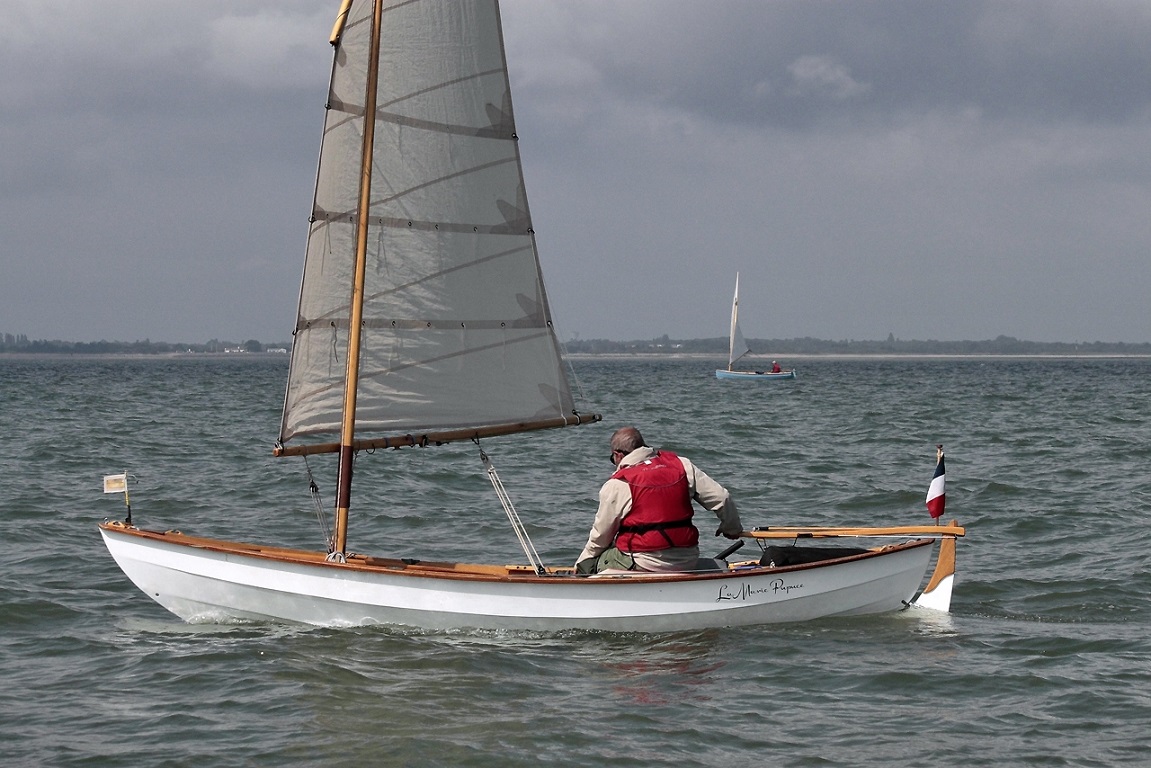 La célèbre "Marie Pupuce", le premier Skerry de France. Gérard, son constructeur et skipper émérite, a coupé lui-même sa belle misaine de 7.60 m2.