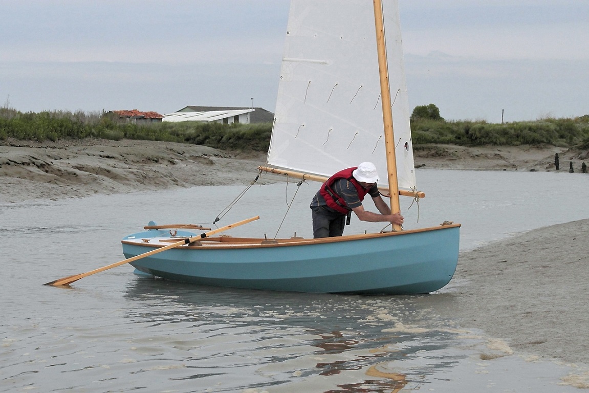 Gwendal se pose sur la rive de vase (surtout ne pas essayer de mettre un pied à "terre") pour affaler et continuer à l'aviron. 