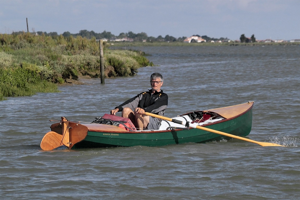 Sur "Atipik", Pierre déploie des "outriggers" mobiles pour écarter ses dames de nage.