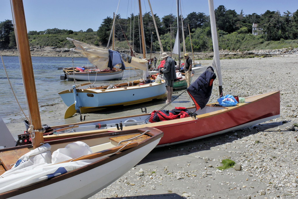 Nous sommes arrivés en fin de jusant et laissons les bateaux s'échouer pendant le déjeuner. 