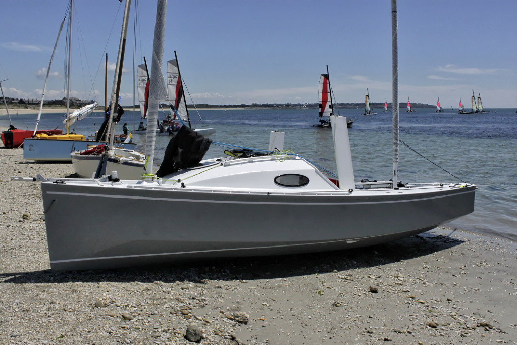 La Lili 6.10 construite par Jean-Yves (voir sa série d'articles dans Voiles Magazine) est le plus grand bateau de la flottille. 