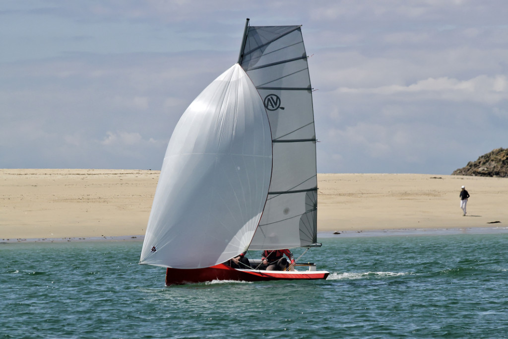 Ce prototype est le lauréat du concours de plans voile-avirons lancé par le Chasse-Marée voilà quelques années. Il est équipé de deux postes d'aviron et c'est un catboat au près : il ne porte de voile d'avant qu'aux allures débridées, auxquelles il est très rapide. 