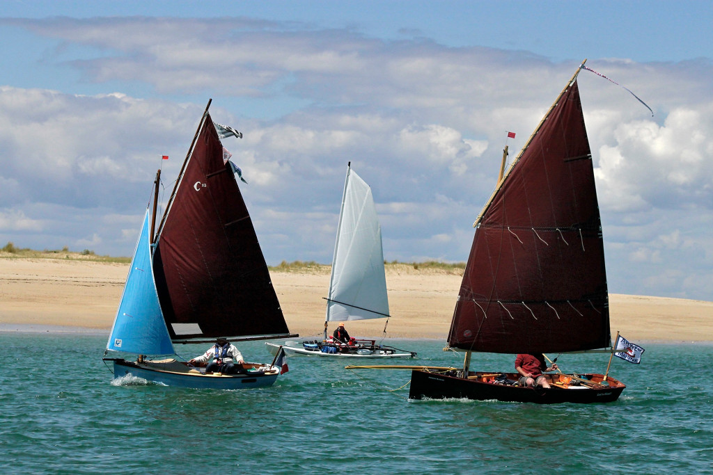 Je termine avec cette photo qui groupe Amzer Zo, E'Vaa et Let's Goat! Ceux qui veulent en savoir plus sur ce Challenge Naviguer Léger peuvent lire le compte-rendu écrit par Gwendal Jaffry paru dans le Chasse-Marée N° 307 (12 pages !) 