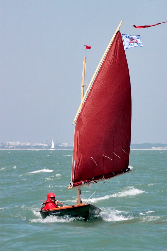 Sur son Ilur "Bénétin", Alban a enregistré une vitesse maximum de 6.7 noeuds sur cette portion du parcours au largue. Le plaisir de la vitesse était un peu gâté par la nécessité de surveiller les vagues afin de limiter la fréquence d'écopage. 