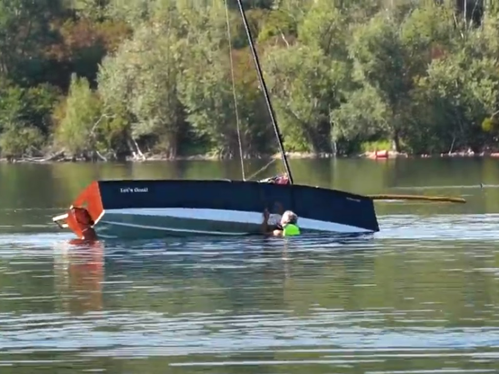 Je viens de larguer la drisse et c'est Pierre qui vient de redressert le GIS. Notez que l'échelle se range normalement sur le caisson arrière et j'ai vérifié que je peux facilement la libérer lorsque le bateau est à 90° sur l'eau. Désolé pour la mauvaise définition de l'image, c'est une capture faite sur une vidéo prise par Gérard. 