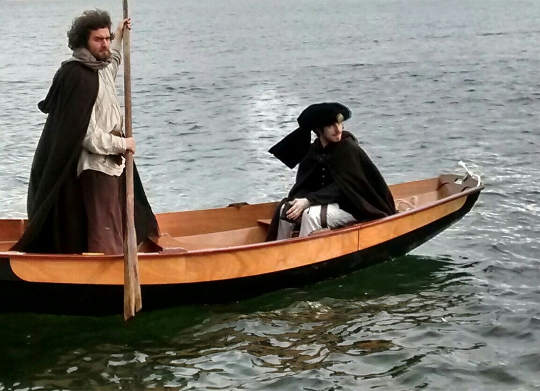 Alain nous envoie cette image de son PassageMaker Joli Jeanlin avec l'explication suivante : &laquo; Joli Jeanlain vient de participer &agrave; un tournage... Un membre du club de voile de Tours avait besoin d'une barque de passeur pour un court m&eacute;trage intitul&eacute; "Contes et l&eacute;gendes de Loire". N'ayant pas de barque de Loire sous la main et face aux difficult&eacute;s pour en acheminer une vraie sur le lieu du tournage, il m'a demand&eacute; de lui pr&ecirc;ter mon petit bateau qui leur ressemble. Voir la photo. Comme le sc&eacute;nario le pr&eacute;voyait, il y a m&ecirc;me eu une rixe sur le fr&ecirc;le esquif qui s'est termin&eacute;e par une spectaculaire chute &agrave; l'eau et une noyade." Quand je vous dis que mes bateaux sont beaux... &raquo;