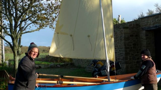 Franck m'envoie les trois photos suivantes des essais de la voile au tiers de 4.50 m2 sur son PassageMaker, en me disant qu'il n'a pas été question d'aller sur l'eau du fait du coup de vent et du froid (beau chapeau, Franck !) 