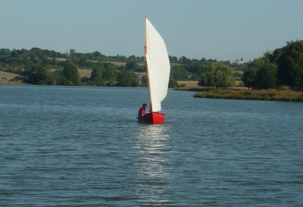 Lionel m'envoie les deux photos suivantes de Cholet, où il vient de lancer son Skerry gréé en sloop houari !!! Ce gréement est celui du PassageMaker, adapté pour le Skerry. 