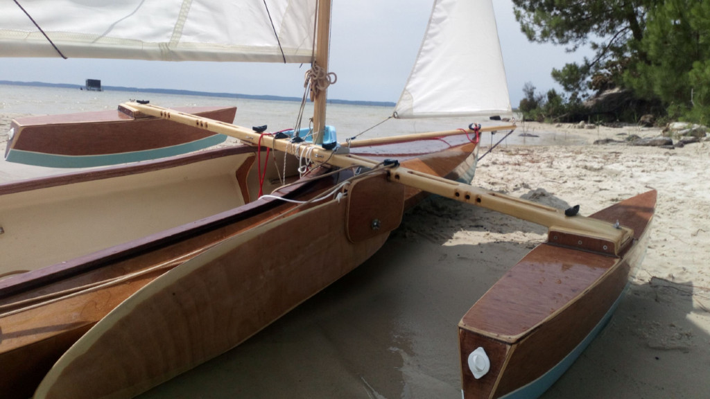 Gros plan sur les flotteurs et la d&eacute;rive pivotante. 