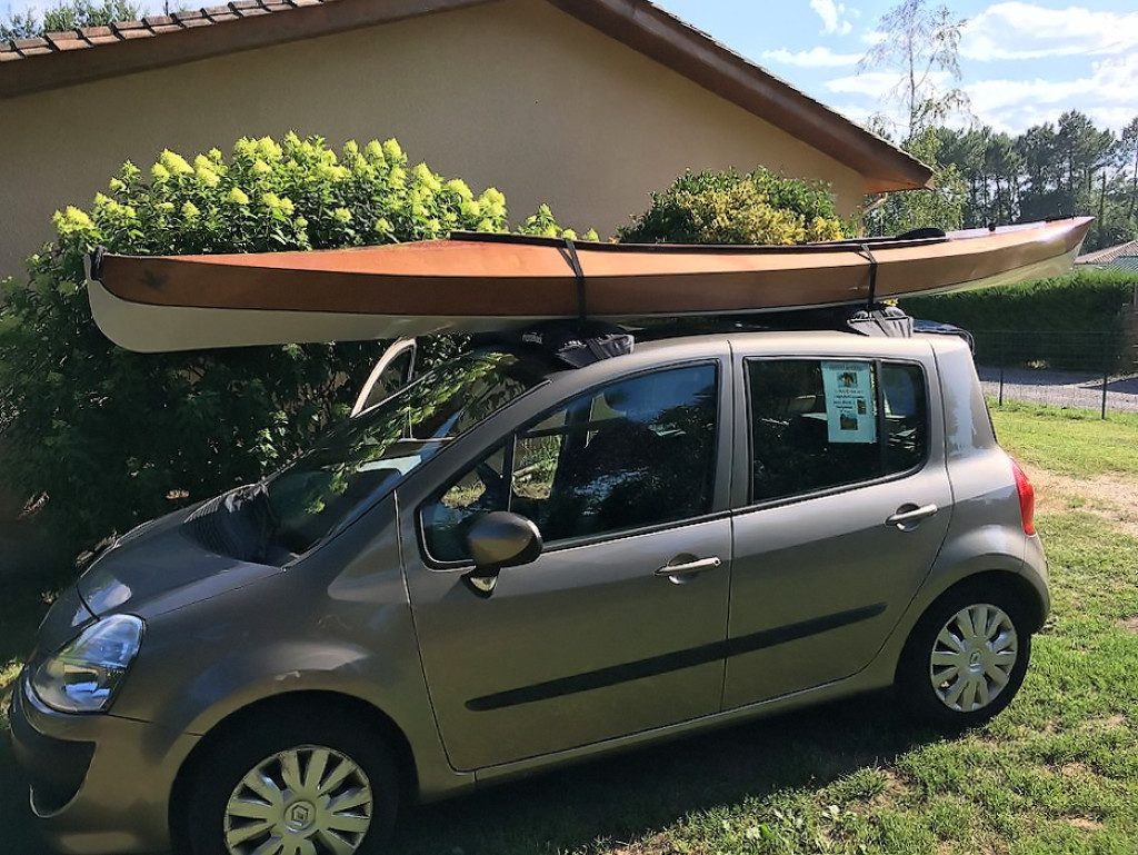 Kayak compact facile &agrave; transporter et ranger.