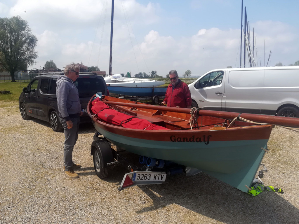 William vient d'arriver avec "Gandalf" et me détaille les modifications qu'il a faites durant l'hiver et qui en font un bateau très compétitif, comme nous le verrons au cours du rassemblement ! 