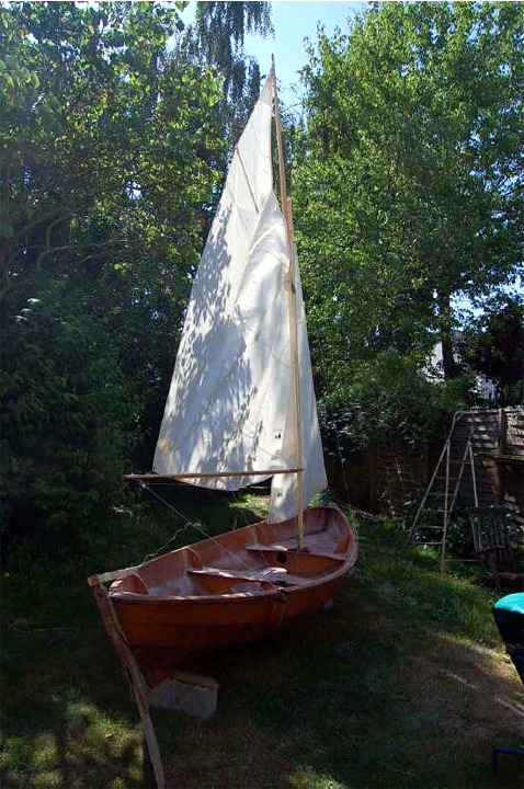 Lionel m'envoie ces images de ses essais de gréement. Lionel a opté pour le gréement de sloop houari sur son Skerry, et doit donc essuyer quelques plâtres car cette combinaison est assez peu fréquente, et je ne l'ai moi-même jamais mise en oeuvre. 