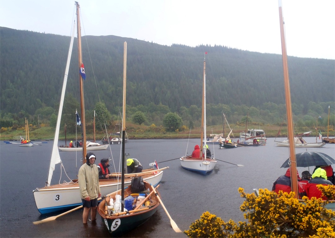 Le Skerry "Piff" devant deux "Valk" (hollandais, croisement improbable entre une Aile et un Belouga et pour l'occasion dot&eacute;s d'aviron et de dames de nage) selon Didier... Note : il manque le long rouf du Belouga ! 