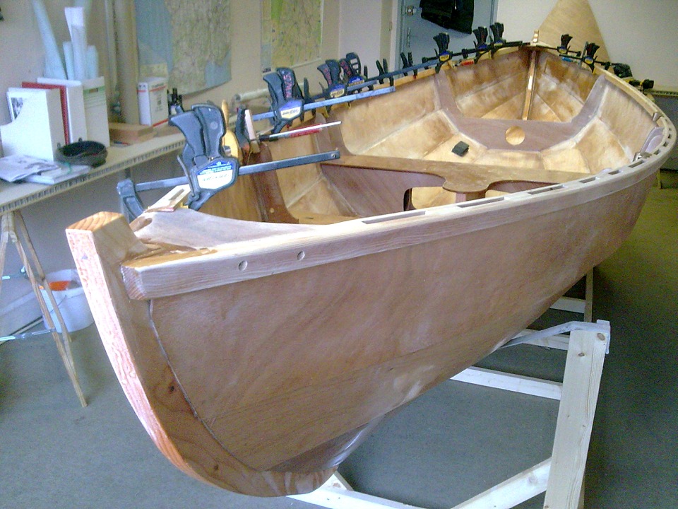 Et voici de nouveau notre Skerry parisien, construit sur plans "améliorés" par Ludo. Son Skerry est un peu allongé et il a également réhaussé le carreau d'une poignée de centimètres. Il rigidifie le haut de ce carreau par la serre sur cales visible ici. 