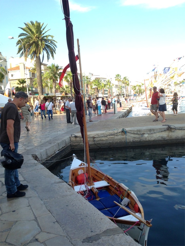 Michel, patron du "noie-chien" L'Anglore m'envoie les deux images suivantes prise &agrave; Sanary le week-end de l'Ascension. Il m'&eacute;crit &laquo; L'Anglore a particip&eacute; &agrave; la "Vir&eacute;e de Saint Nazaire" organis&eacute;e par l'association des pointus de Sanary (http://www.lespointusdesanary.fr/).